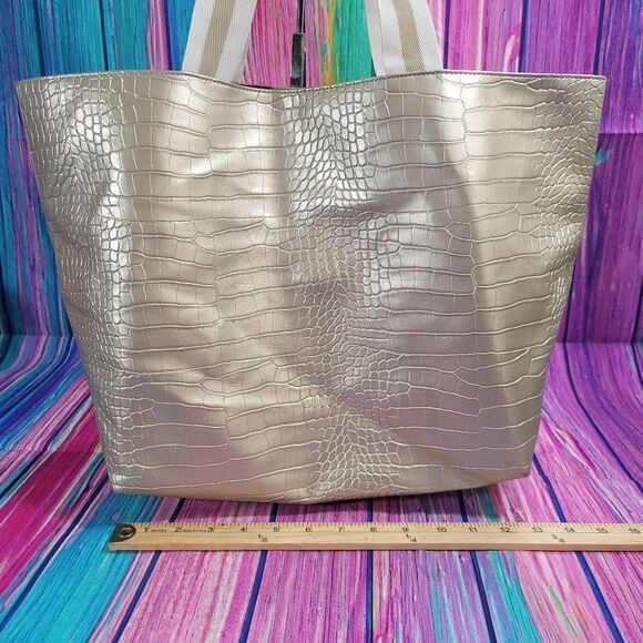 Saks Fifth Avenue Metallic Gold Shopping Tote or Shoulder Bag - Picture 3 of 16